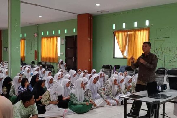 Dr. Albert Efendi Pohan, M.Pd. memberikan materi seminar